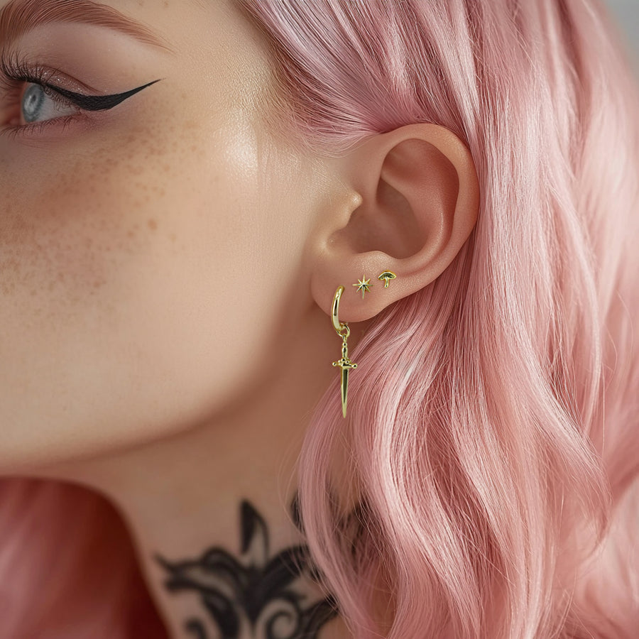 Schwert Ohrringe Gold für Frauen und Männer, Creolen mit Dolch-Anhänger 14K Vergoldet, Punk Stil Goldschmuck von Pour la Rebelle, cooler und alternativer Schmuck