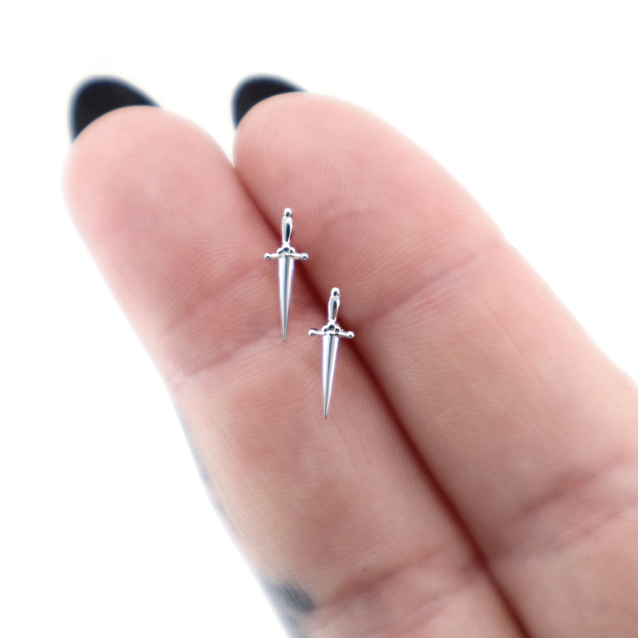 Schwert Ohrstecker aus 925 Silber, kleiner Dolch Ohrring, minimalistischer und alternativer Schmuck, Gothic Schmuck, Punk Stil Ohrringe von Pour la Rebelle