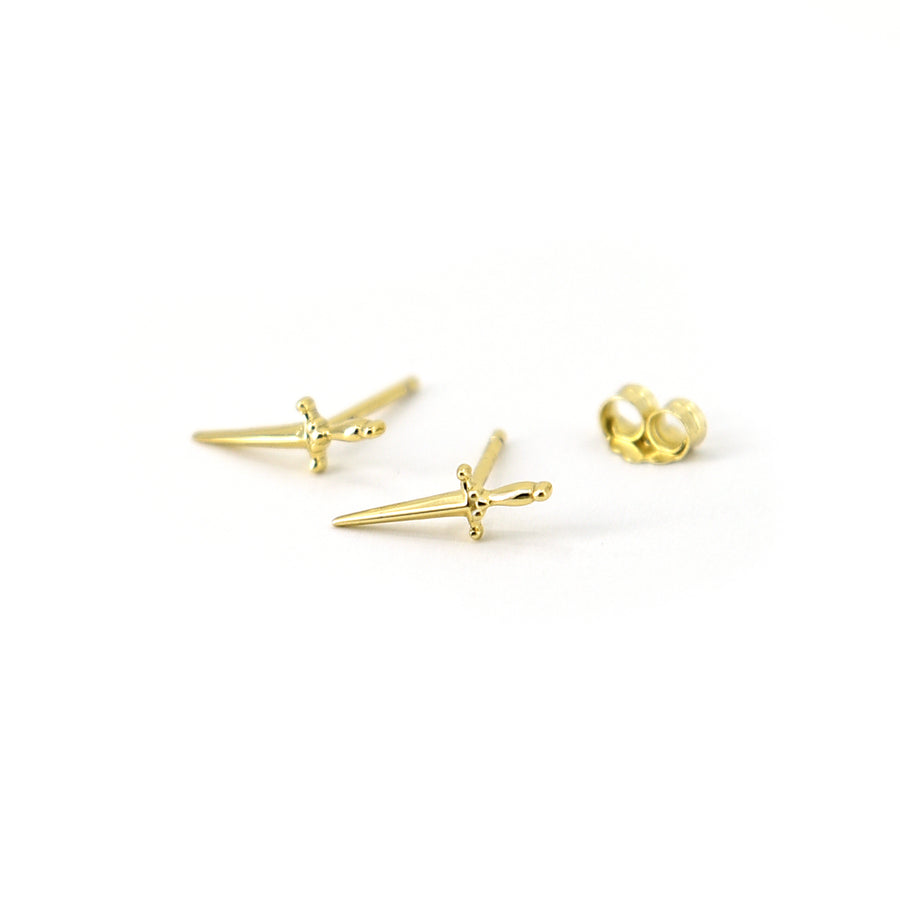 Schwert Ohrstecker Gold, kleiner Dolch Ohrring vergoldet, minimalistischer und alternativer Schmuck, Gothic Schmuck, Punk Stil Ohrringe von Pour la Rebelle