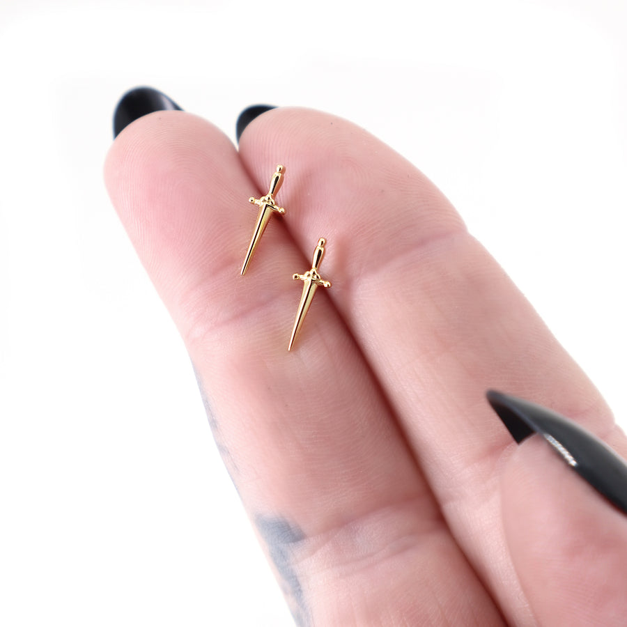 Schwert Ohrstecker Gold, kleiner Dolch Ohrring vergoldet, minimalistischer und alternativer Schmuck, Gothic Schmuck, Punk Stil Ohrringe von Pour la Rebelle