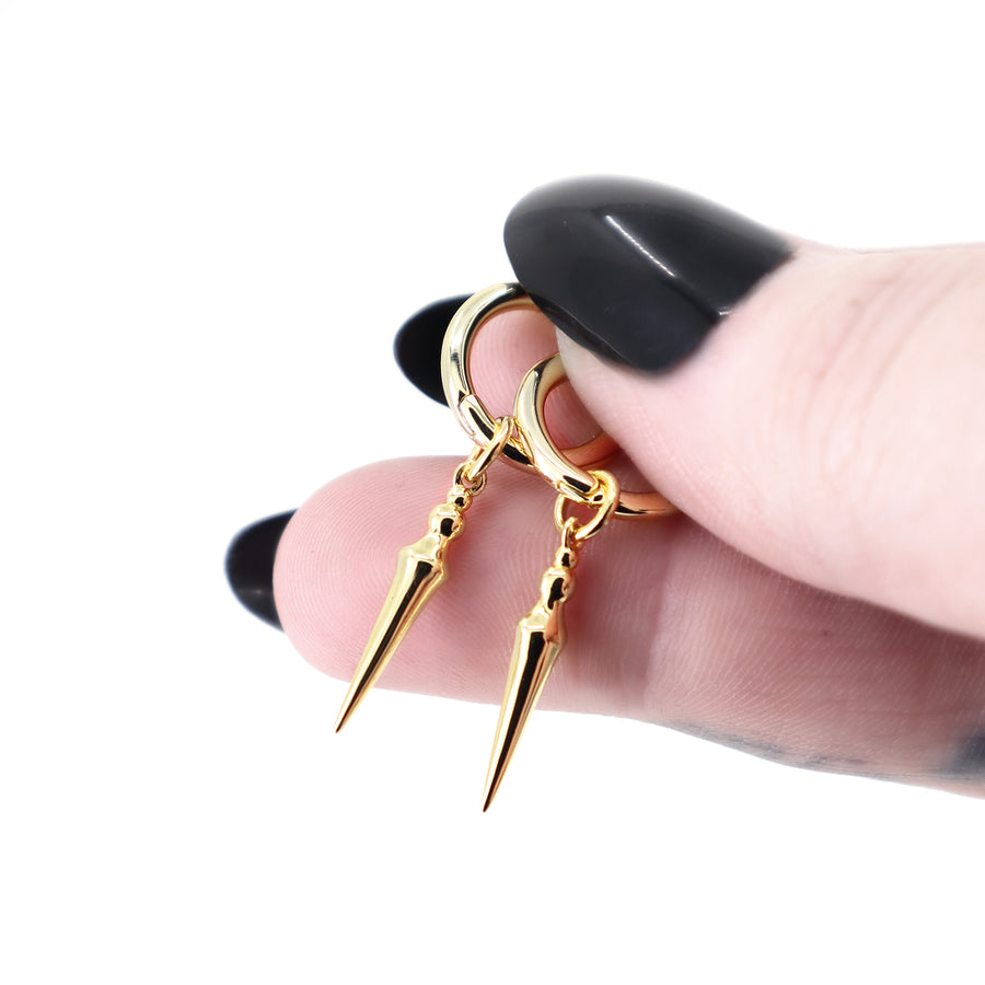 Spike Ohrringe mit Anhänger Gold, Spike Creolen, goldene Punk Ohrringe, Ohrringe Creolen mit Anhänger, Gothic Ohrringe, Cooler Echtschmuck von POUR LA REBELLE