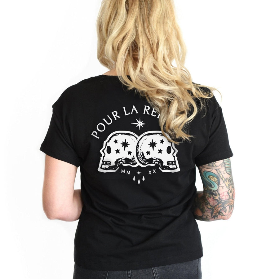 Stern Totenkopf T-Shirt im Gothic Stil, alternativer und auffälliger Look, einzigartiges Shirt mit Totenkopf- und Stern-Design für Damen von Pour la Rebelle