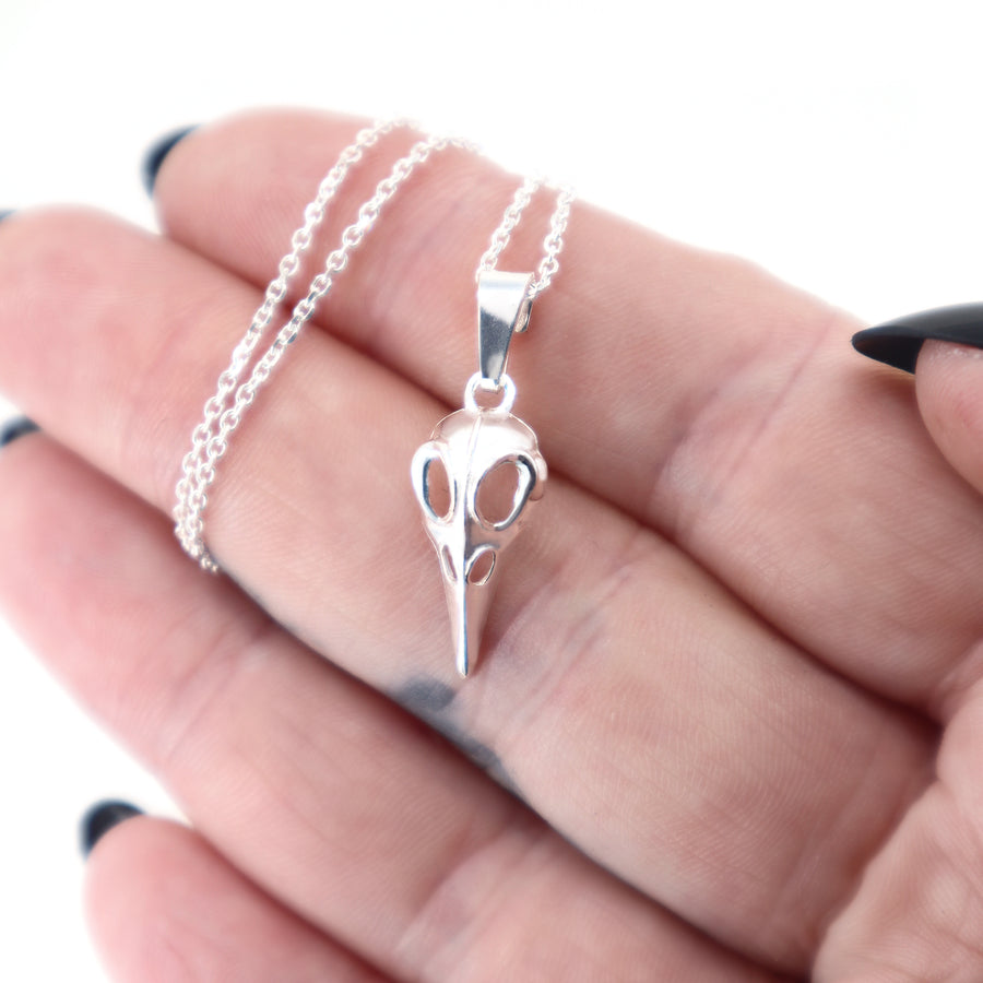 Kleine Vogelschädel Kette mit Anhänger aus 925 Silber, Gothic und alternativer Schmuck, mystische Halskette für Damen von Pour la Rebelle