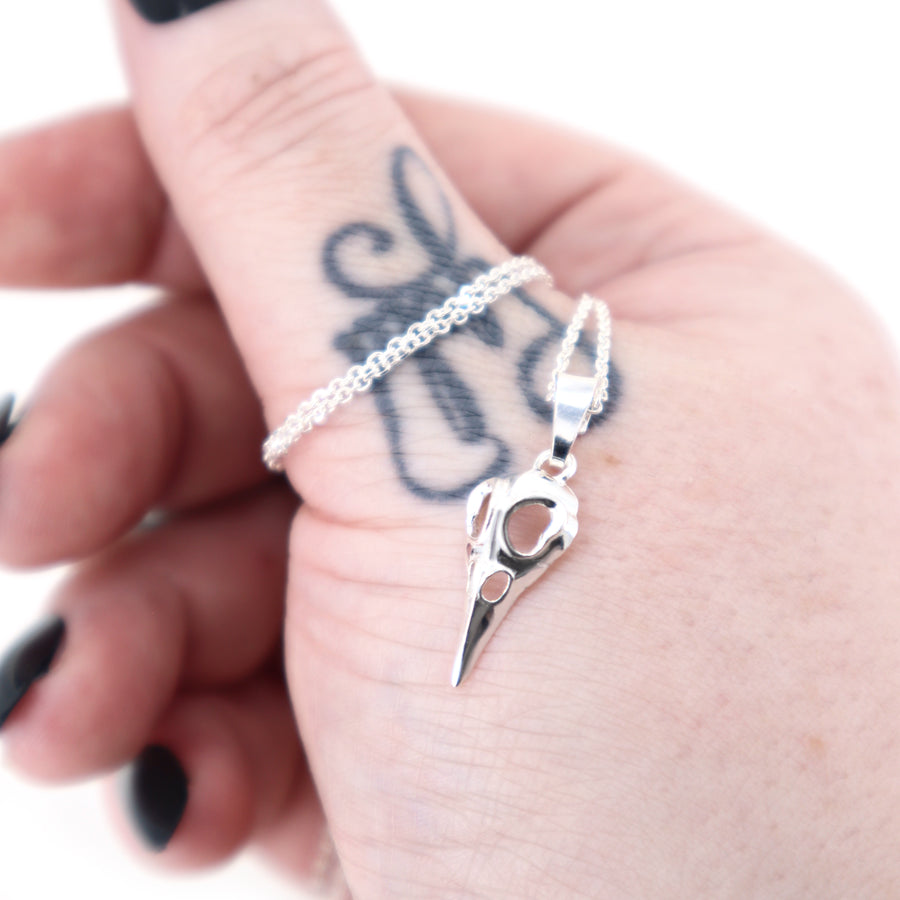 Kleine Vogelschädel Kette mit Anhänger aus 925 Silber, Gothic und alternativer Schmuck, mystische Halskette für Damen von Pour la Rebelle